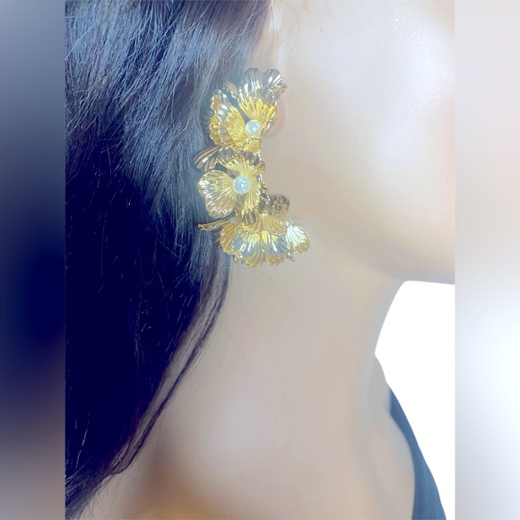 House of Harlow 1960 Flower gold tone hoop earrings with pearls - Picture 3 of 7